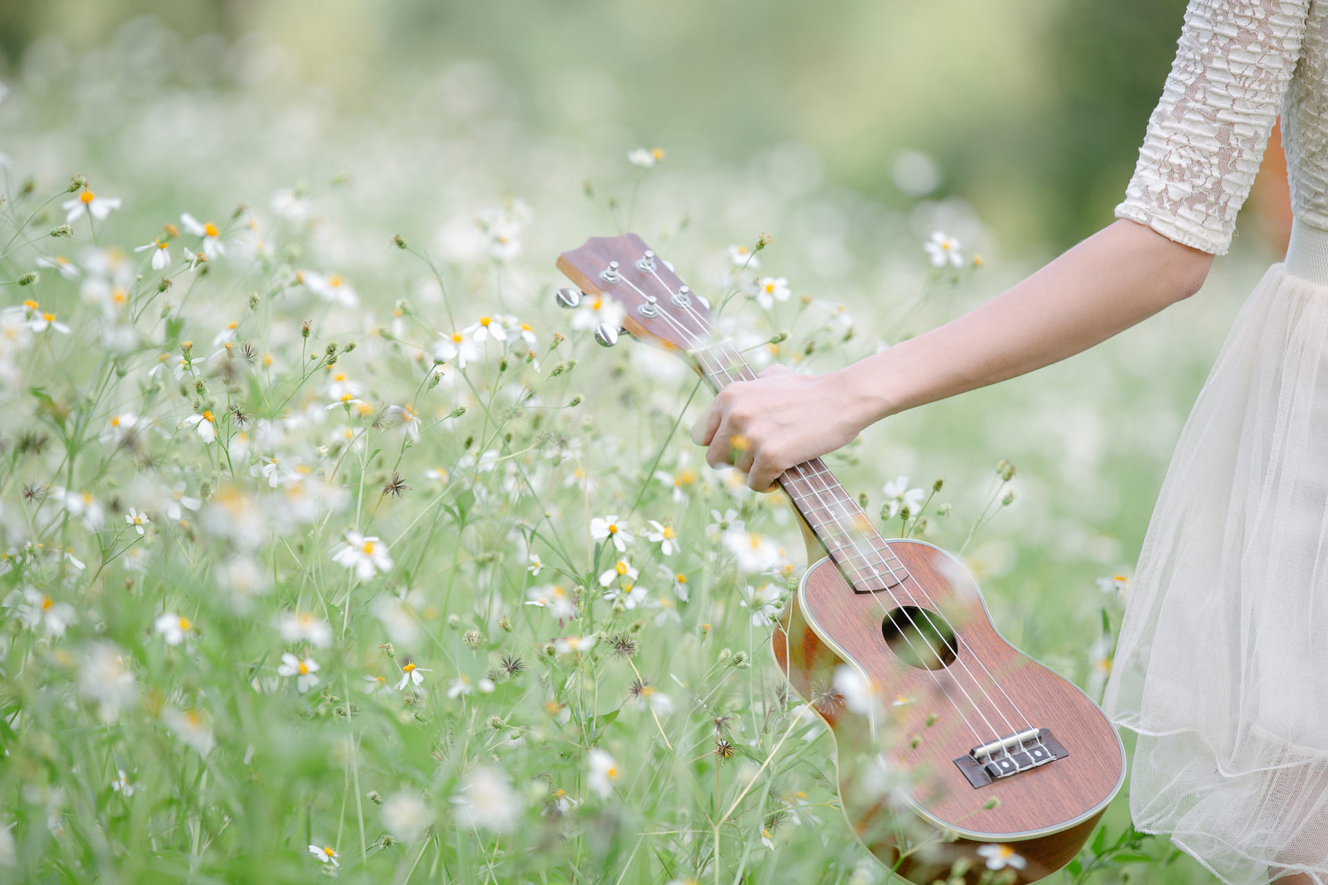 frau die ein nettes weisses kleid mit einem ukelele tragt 1 1