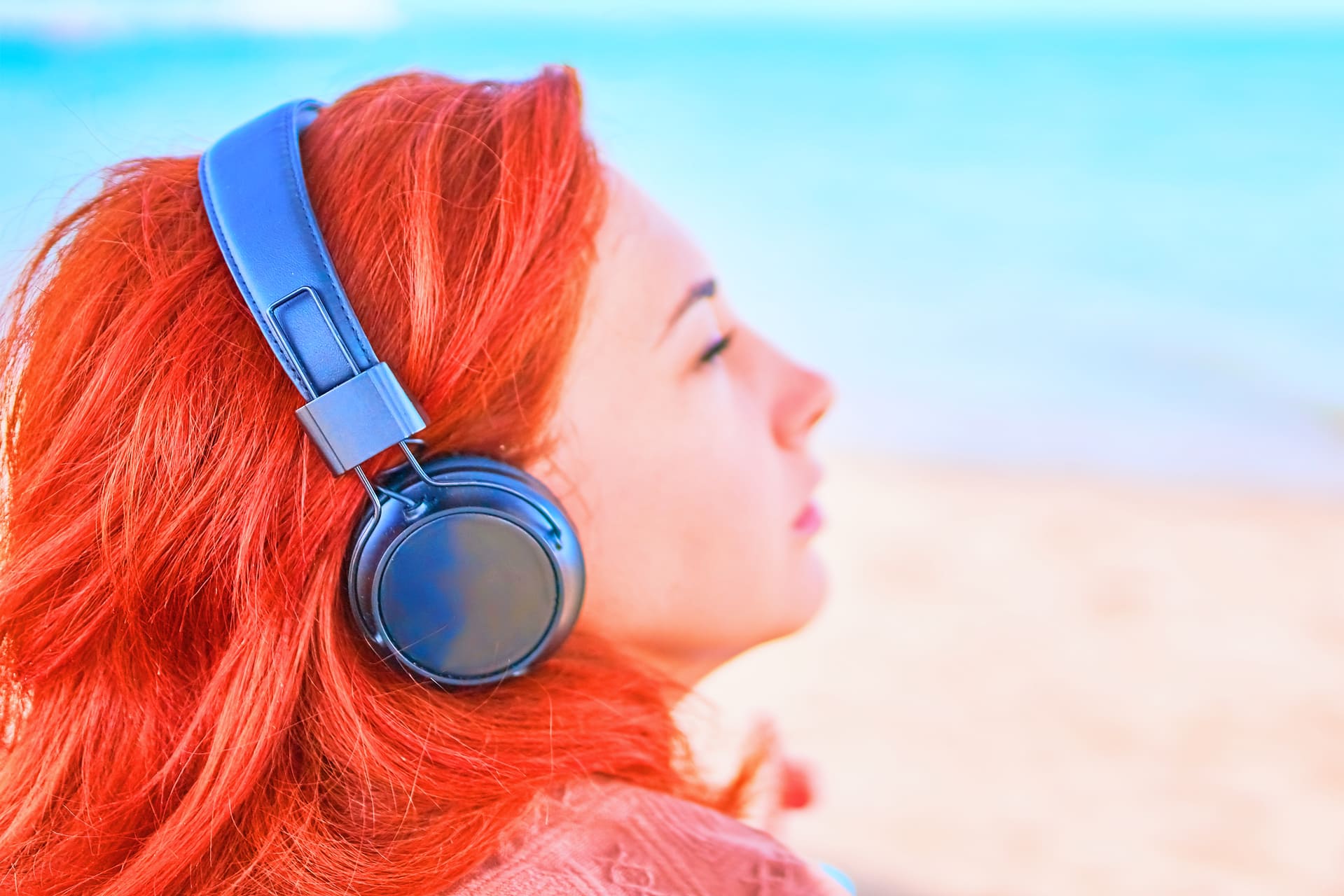 nahaufnahme eines portraits einer frau mit sonnenbrille am strand 1 1
